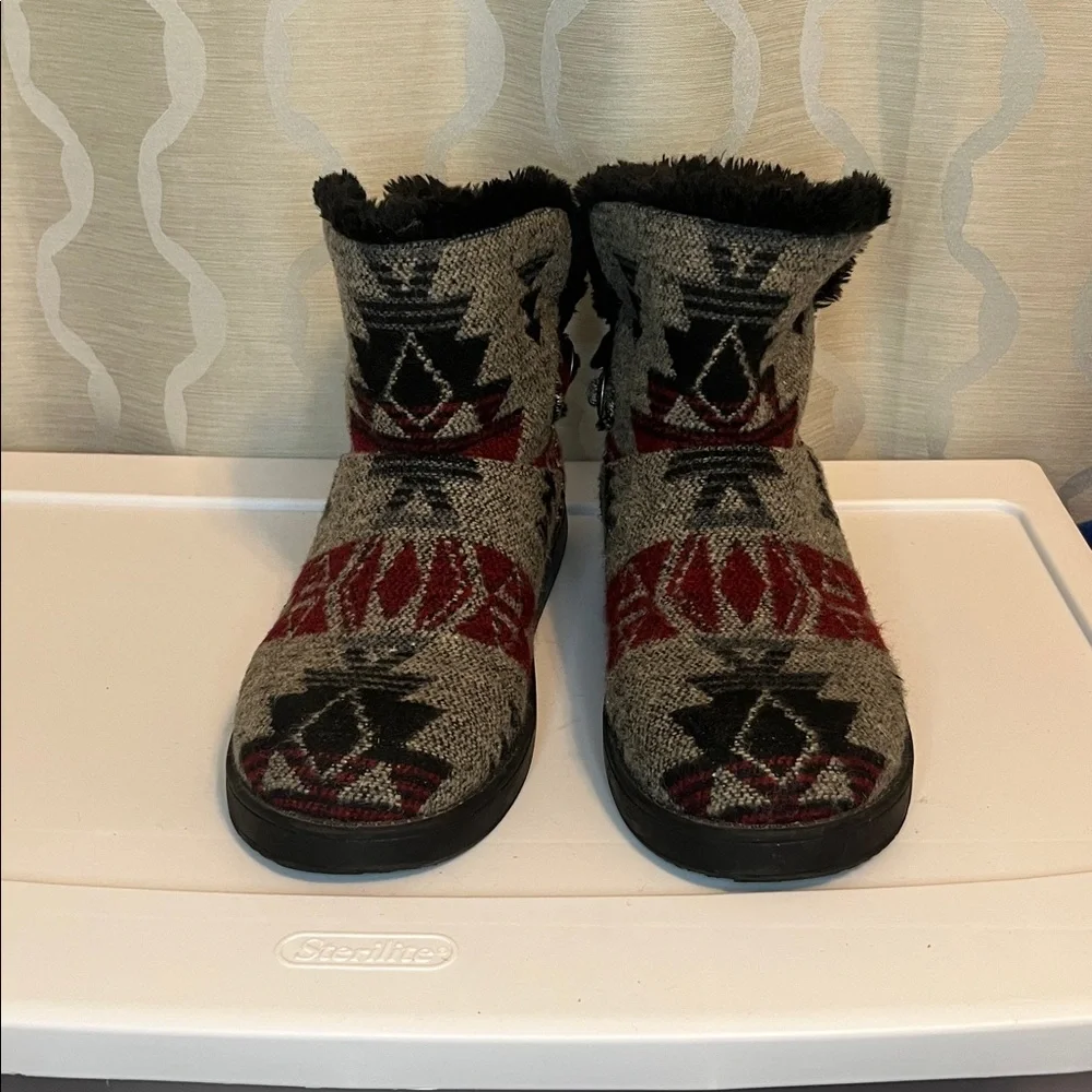 Indigo Road‎ Faux Fur Lined Boots Black Red Southwest Pattern Travas Size 9